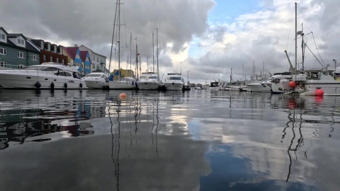 美丽的海港景色Tórshavn，法罗群岛的首都