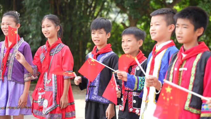升格 民族团结一家亲 孩子歌唱挥舞红旗