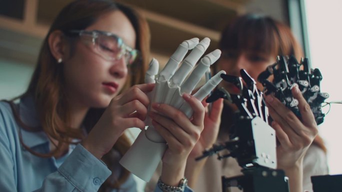 老师在机器人教室里教大学生机器人