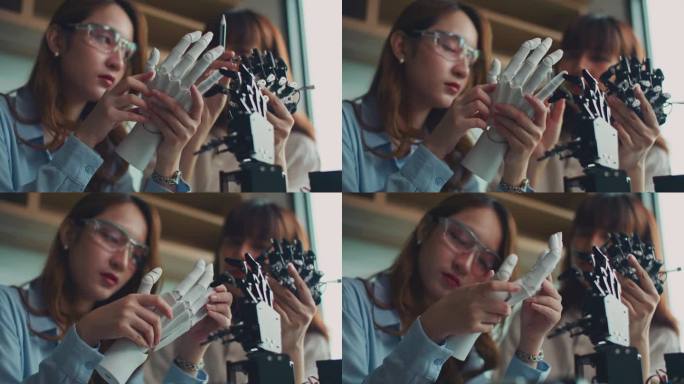 老师在机器人教室里教大学生机器人