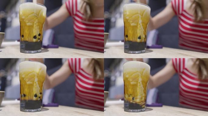 带有奶油漩涡的珍珠奶茶