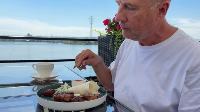 享受美味的早餐，在海滨餐厅用餐