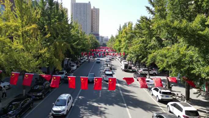 航拍挂满红旗的街道