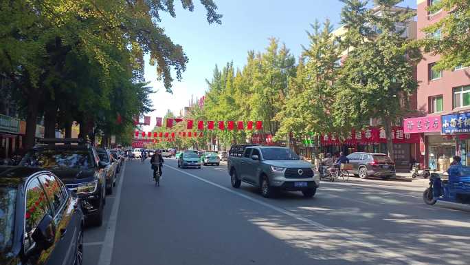 挂满红旗的街道