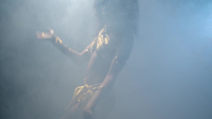 卷发美女在烟雾中跳肚皮舞，4k