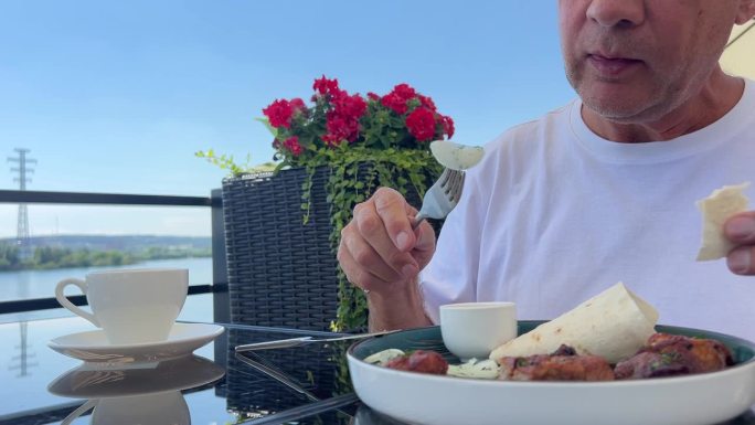 享受美味的早餐，在海滨餐厅用餐