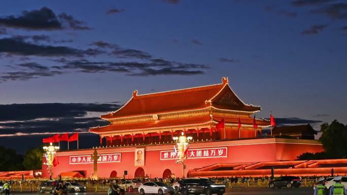 夜晚天安门亮灯车流夜景