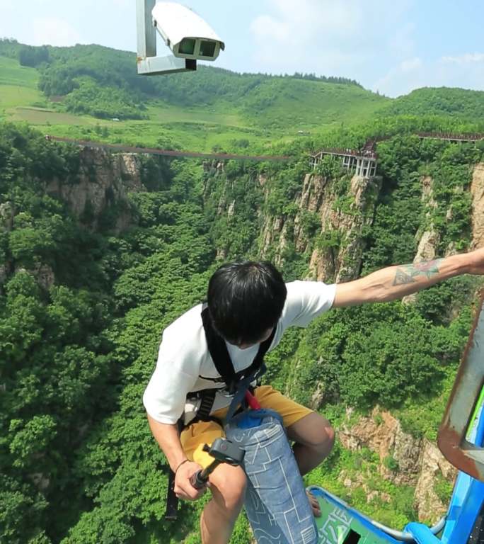 蹦极