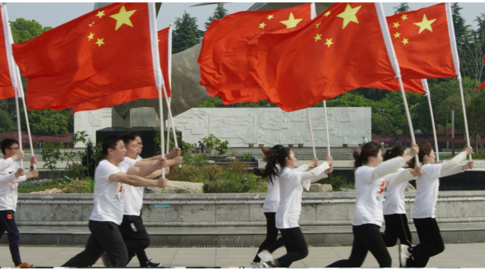 各行各业喜迎国庆 挥舞红旗