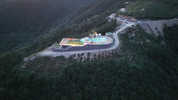 高山无边泳池夜景航拍