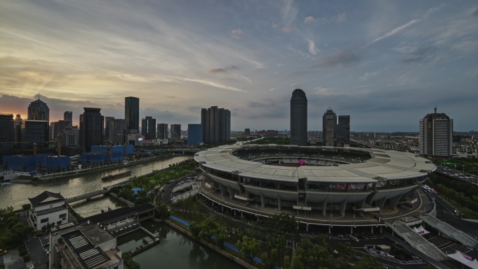 苏州体育中心和京杭大运河日转夜延时