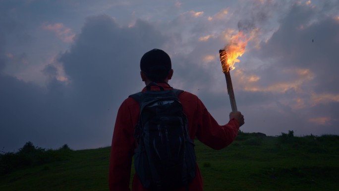 火把燃烧照亮前方 登山探险冒险