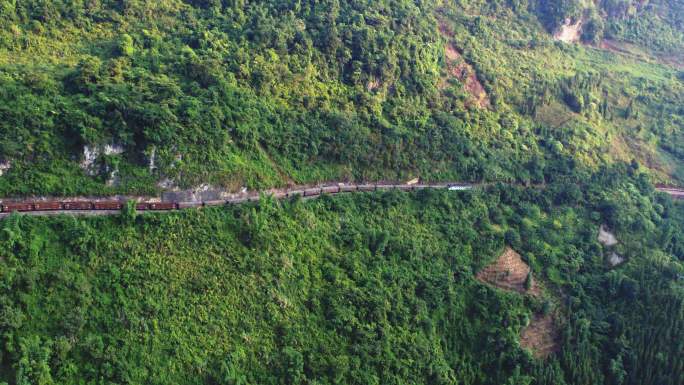 滇越铁路山间行驶的火车翻山越岭的火车