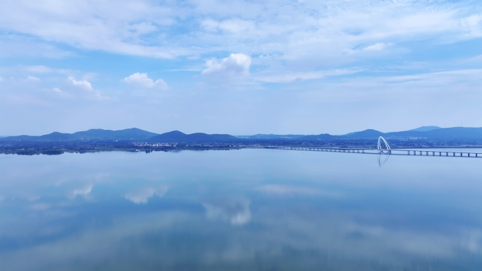 固城湖风光：花山大桥与现代产业园空中视角