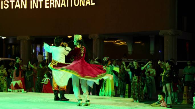 新疆南疆喀什市的民族舞蹈表演