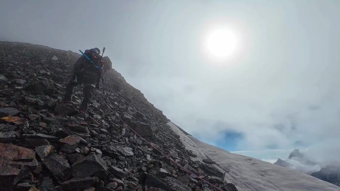 四川阿坝攀登岷山山脉主峰雪宝顶的登山者