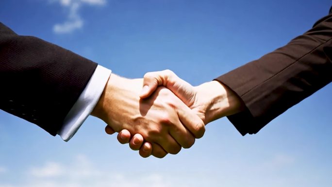 商务人士签约握手合作