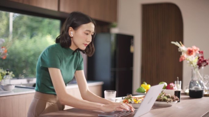 年轻的亚洲女性在喝水