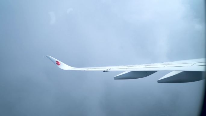 飞机起飞 穿越云层