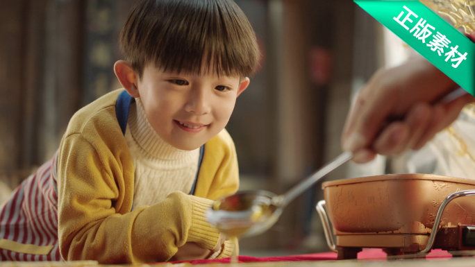 非遗手工艺糖画 小孩手举糖画开心过年唯美