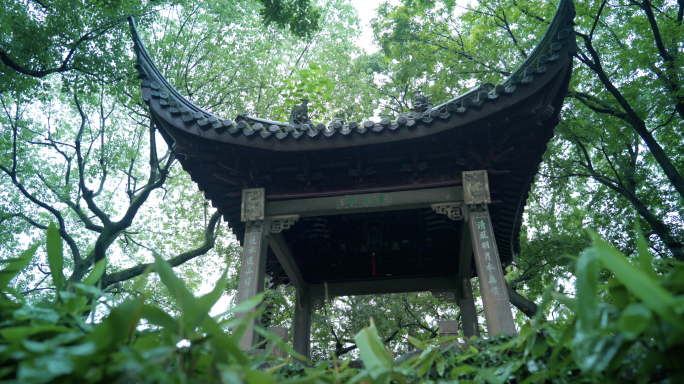 烟雨江南园林下雨苏州古代庭院禅意走廊