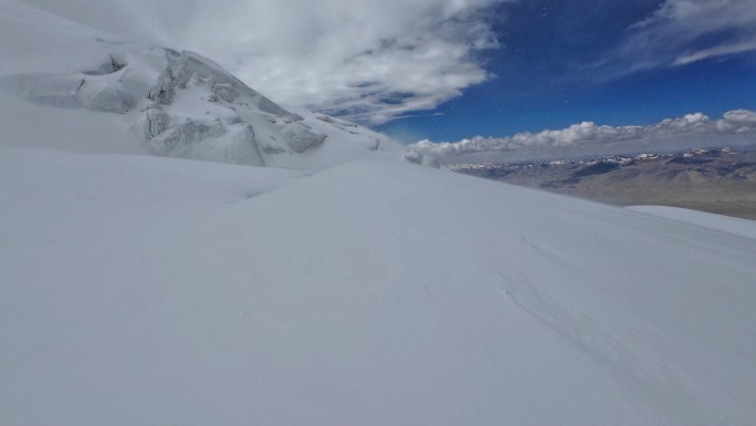 帕米尔高原冰川之父慕士塔格峰雪山下雪