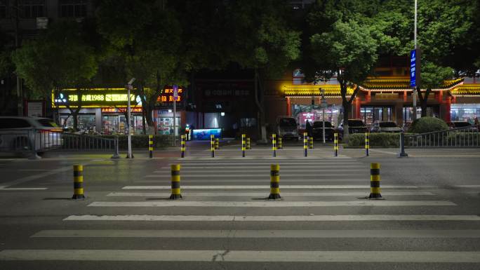 城市道路上的斑马线夜景实拍