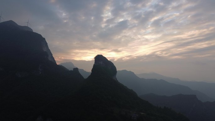 航拍山脉五彩云端