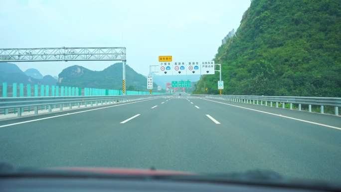 车辆行驶在高速路上 路牌 隧道3