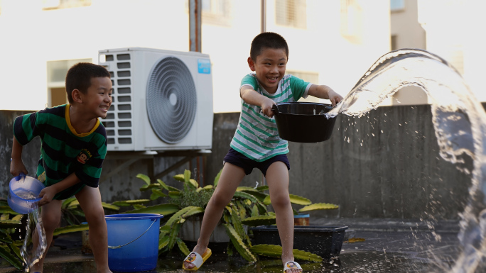 两个小孩在天台泼水嬉戏