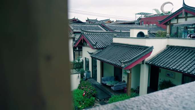 雨中丽江古镇古建筑