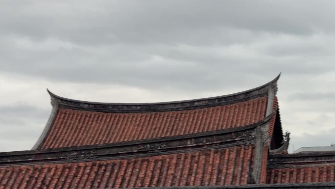 阴天鸽子天空飞鸟古建筑屋顶一群鸟儿飞过