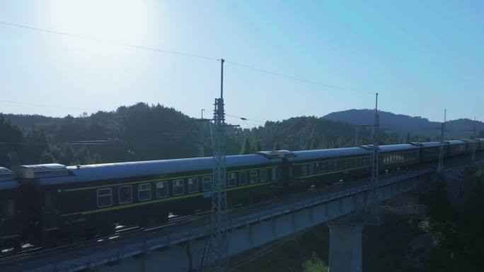 火车夕阳动车站蓝天行驶乡村 夕阳交通运输