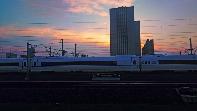 县城高铁进站 夕阳高铁路上 火车交通