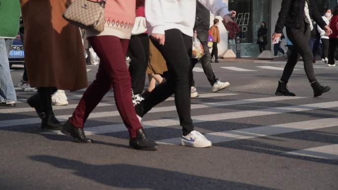 城市街道路口斑马线人群脚步慢动作