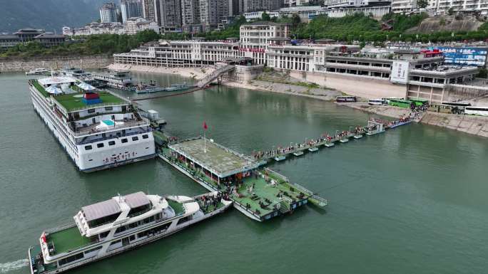 航拍游轮游船繁忙场景