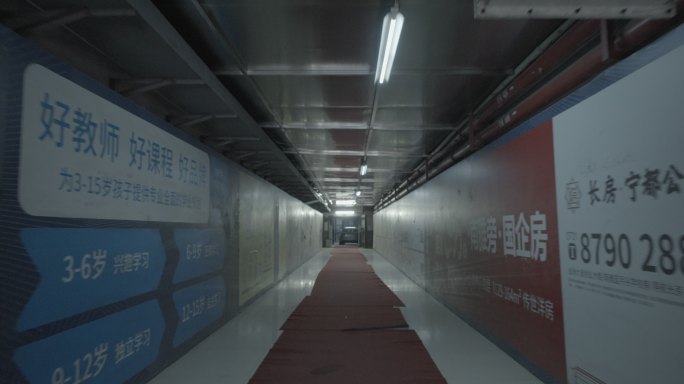 商场昏暗的过道