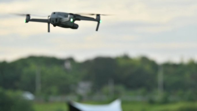 无人机悬停，大疆飞行器