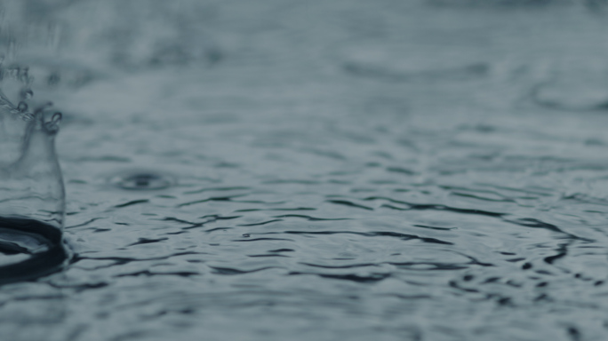 暴雨雨滴落下地面积水特写空镜