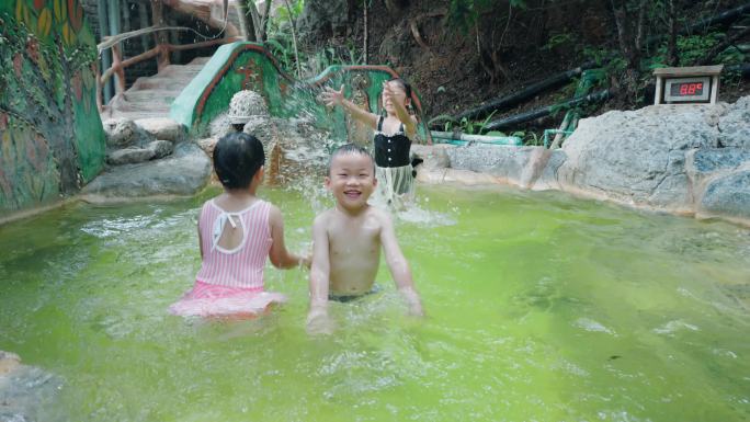 温泉里开心玩水嬉戏泼水的小孩子