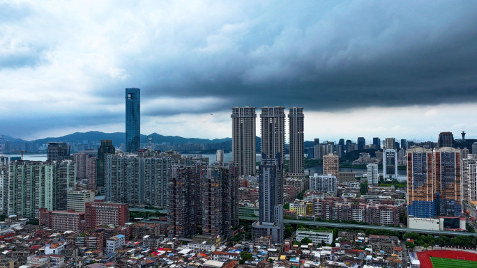 台风天乌云密布的厦门市中心湖滨北