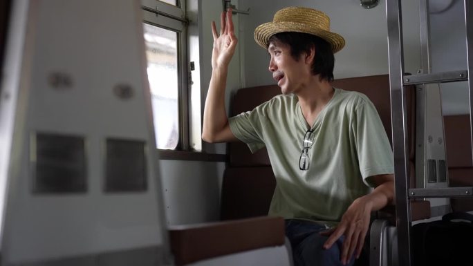 两名男女游客准备乘火车旅游。4K慢动作视频。