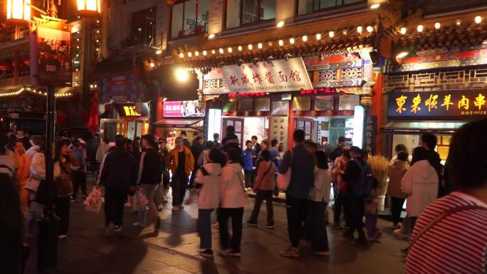 古建筑北京前门大街夜景逛街情侣北京旅游