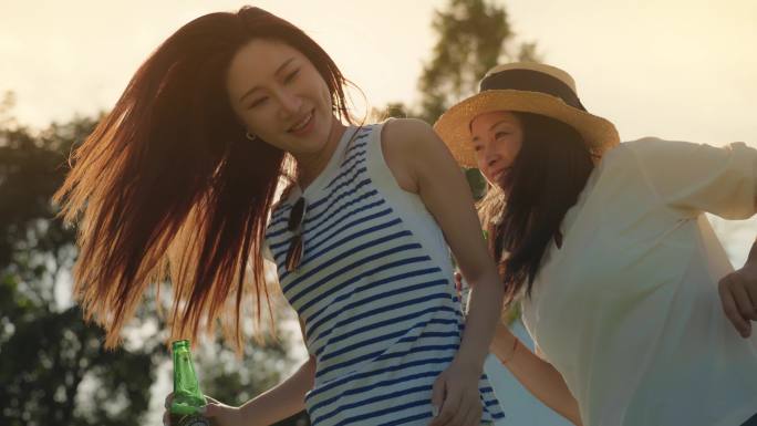 美女闺蜜露营喝酒欢乐跳舞踏青