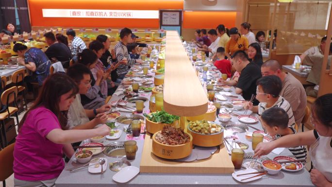 饭店人群 餐饮火爆 小火锅