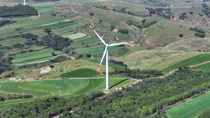 农田里风能风力发电场风车新能源