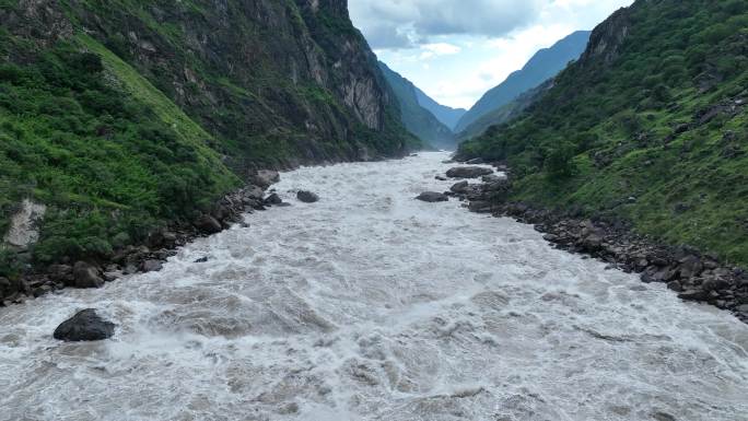 航拍云南香格里拉金沙江虎跳峡