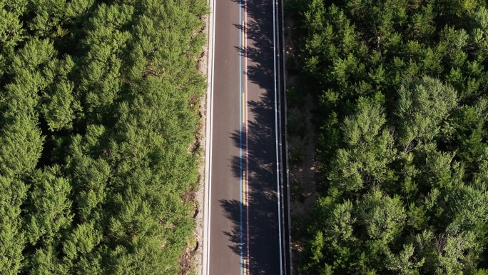 开车行驶在长城一号公路