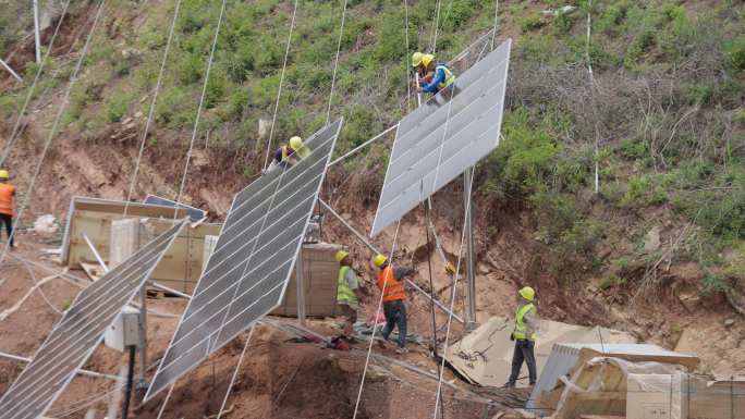 太阳能光伏板安装 工人施工铺装太阳能板