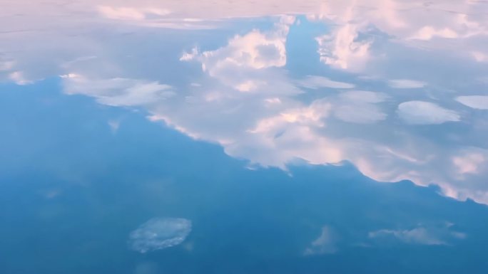 茶卡盐湖静谧水面倒映天空与白云交织